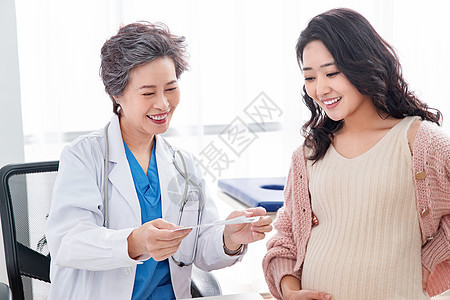 专门技术白昼人医生给孕妇检查身体图片