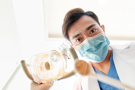 牙科医生在诊疗室图片