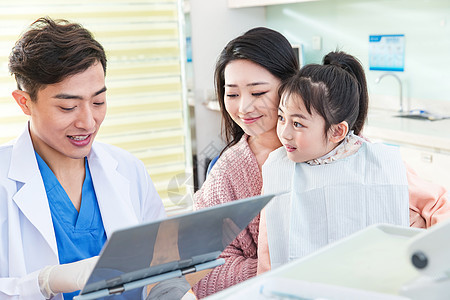 水平构图医院医疗器械年轻妈妈带着小女孩看牙医图片