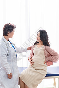 医院白昼可靠医生给孕妇检查身体图片