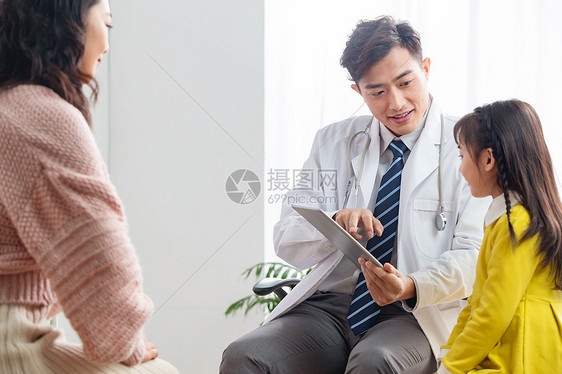 年轻妈妈带着孩子看医生图片