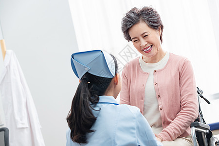 女人户内护士和老年人交谈图片