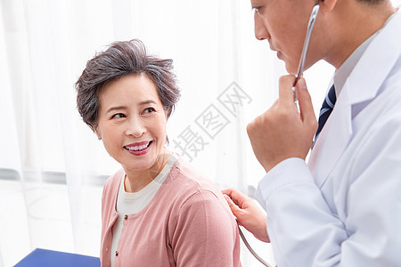 医药职业男人责任医生和老年患者交谈图片