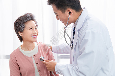 沟通医疗用品女人医生和老年患者交谈图片