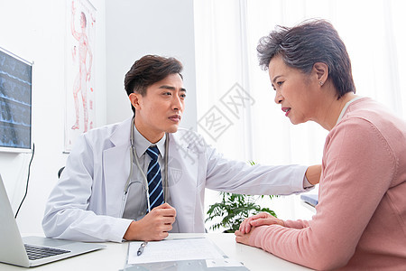 青年男人信心不高兴的医生和老年患者交谈图片
