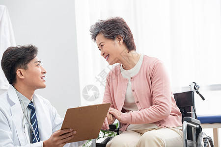 保险人员55岁到60岁医疗工具东方人医生和老年患者交谈背景