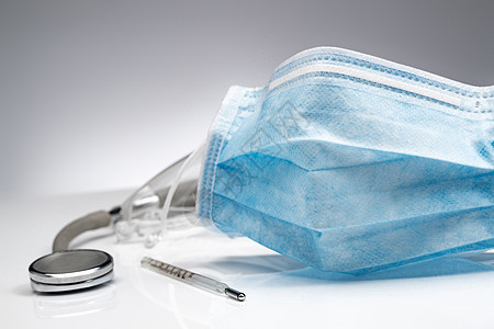 预防新型冠状生病医疗口罩和听诊器图片