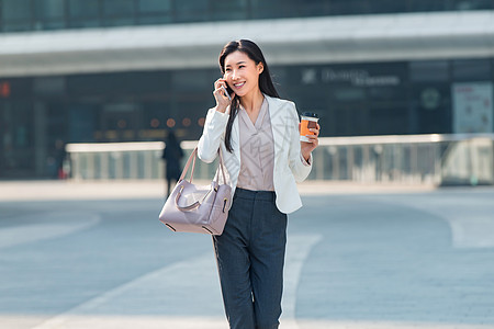 职业快乐手机拿着咖啡的商务女打电话图片