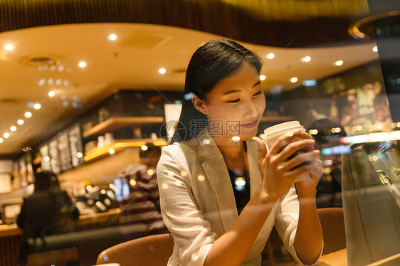 摄影成功青年女人商务女士在餐厅里图片