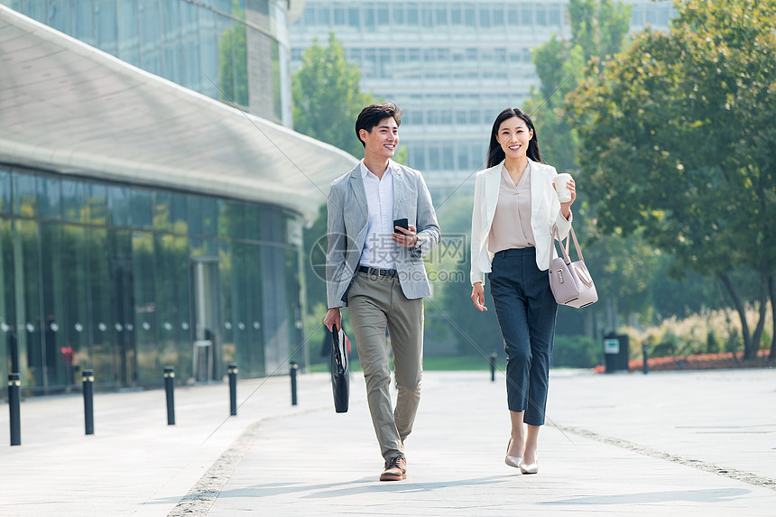 水平构图摄影互联网上班路上的青年商务人士图片