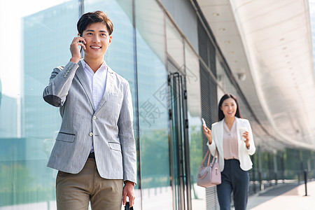 互联网活力青年男人商务人士在户外打电话图片