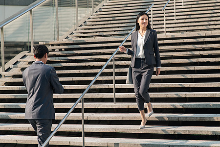 亚洲人繁荣行走在台阶上的商务人士图片