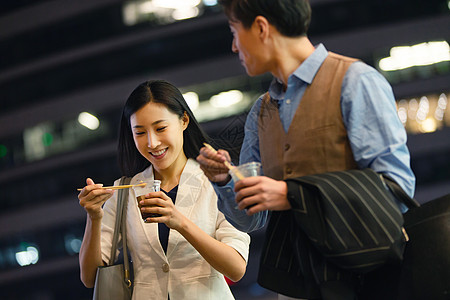 商务人士在户外吃快餐高清图片