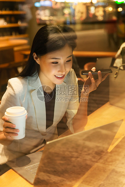 商务女士在餐厅里使用电脑图片