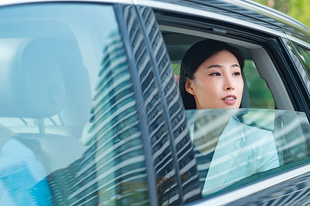 年轻女人坐在汽车里向外看图片