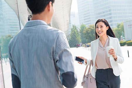 上班路上的青年商务人士图片