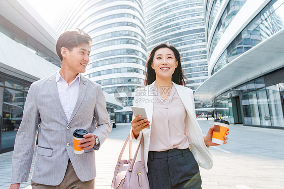 上班路上的青年商务人士图片