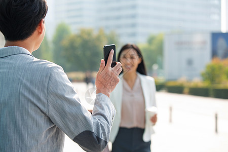 上班路上的青年商务人士图片