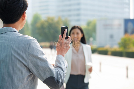 上班路上的青年商务人士图片