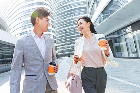 成功女人自信边走路边聊天图片