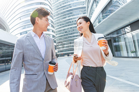 成功女人自信边走路边聊天图片