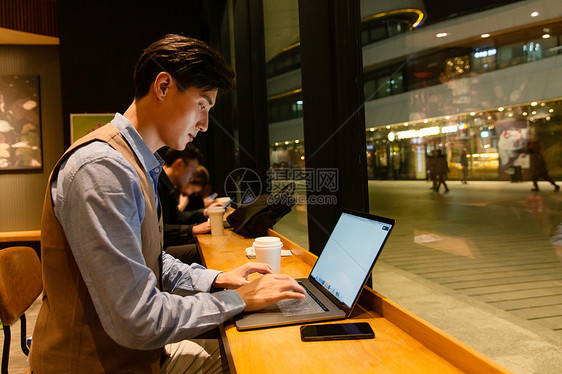 餐厅工作的商务男士使用电脑图片