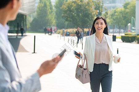 青年女人上班路上的商务人士图片