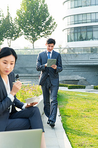 商务人士一起在户外工作图片