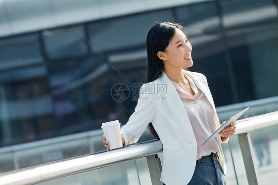 女商人移动办公30多岁站在户外的商务女士图片