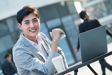 精力上班族手机商务男士在户外工作图片素材