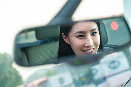 通勤年轻女人坐在汽车里图片