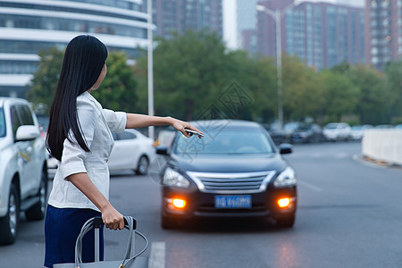 建筑交通方式汽车商务女士马路边打出租车背景图片