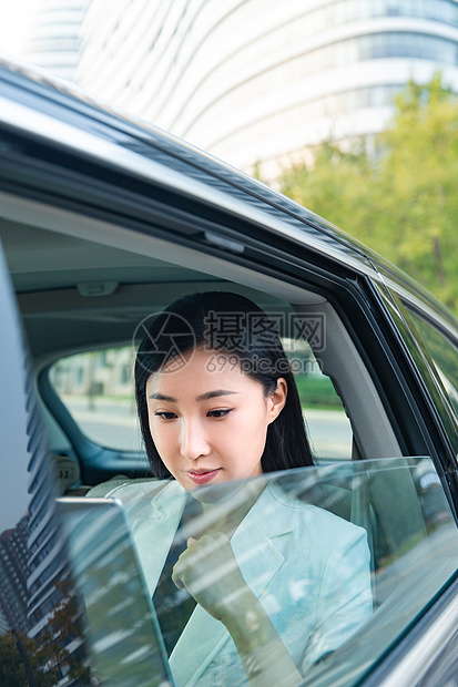 商务人士年轻女人坐在汽车里图片