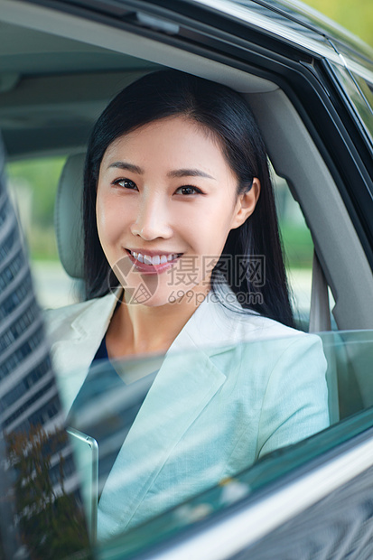 透过窗户往外看年轻女人坐在汽车里图片