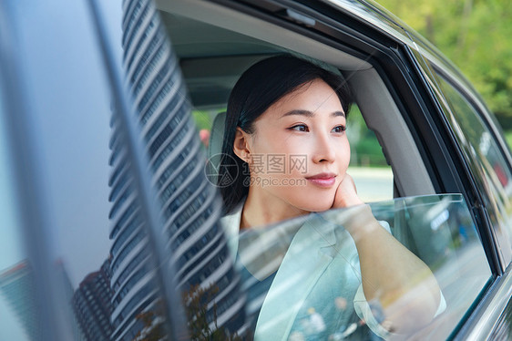 年轻女人坐在汽车里向外看图片