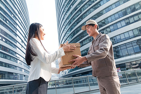 包裹 亚洲男人年轻快递员送货上门背景