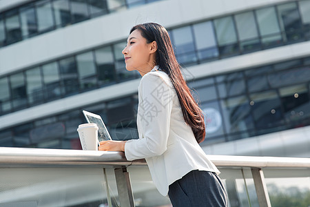 站在户外的青年商务女人高清图片