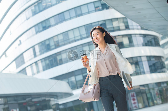 商务人士奋斗信心在外面步行的青年商务女人图片