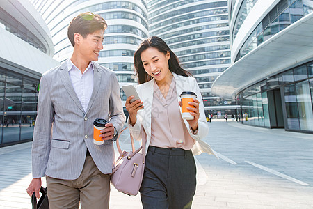 咖啡杯办公大楼女人边走路边聊天的商务人士图片