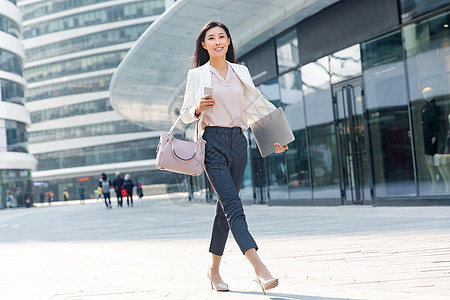 上下班青年女人白昼在外面步行的青年商务女人图片