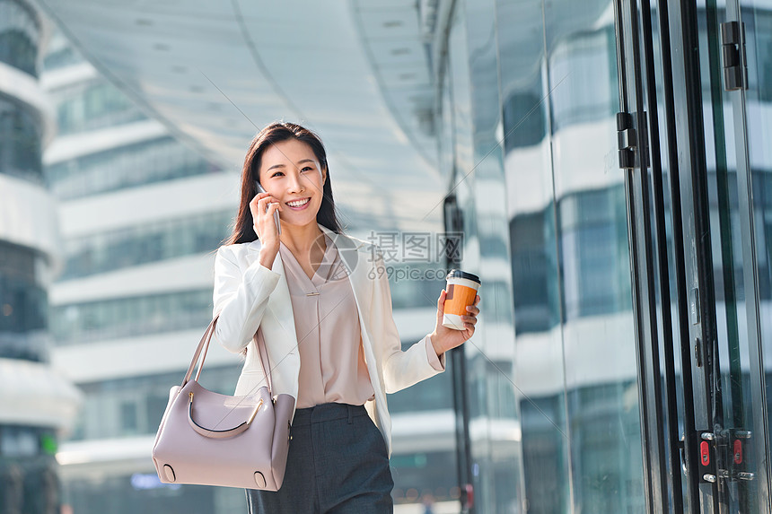 饮食活力办公大楼青年商务女人边走边打电话图片