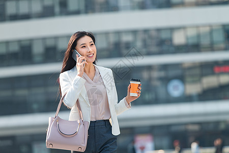 朝外soho东方人办公室职员信心青年商务女人边走边打电话背景