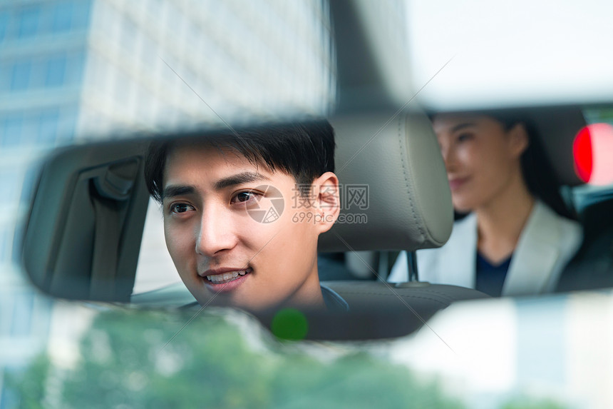 坐在汽车里的青年商务人士图片