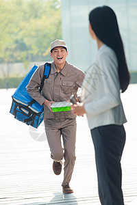 年轻快递员送货上门图片