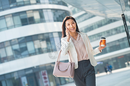 互联网繁荣商务人士青年商务女人边走边打电话图片