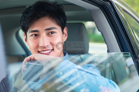 坐在汽车里的商务青年图片