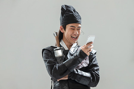互联网武功帽子古装男子拿着手机图片