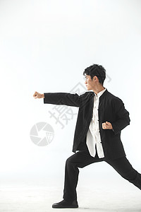 武林造型敏捷练武术的青年男人图片