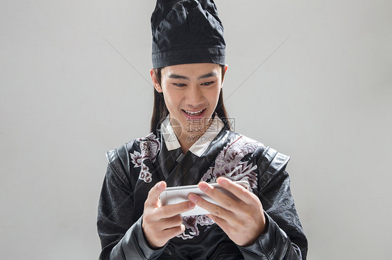 表演者亚洲古典式古装男子拿着手机图片