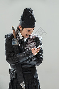 文化历史服装男人古装男子拿着手机图片